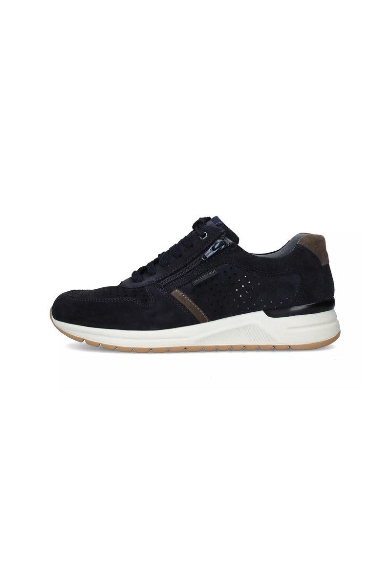Sneakers da uomo in suede blu scuro con dettagli in pelle marrone, lati perforati, lacci e suola in gomma bianca con texture antiscivolo.