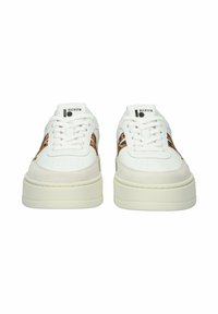 Pari valkoisia korokepohjaisia tennareita, joissa on leopardikuvioidut sivut, valkoiset nauhat ja "BLCKSTN"-logo kielessä, nähtynä edestä.