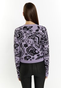 Fioletowy sweter z czarnym wzorem paisley, długie rękawy, okrągły dekolt, prążkowane wykończenie u dołu i przy rękawach, miękki materiał dzianinowy. Pokazany widok z tyłu.