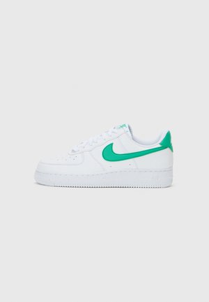 AIR FORCE 1 - Sporta apavi - white/stadium green