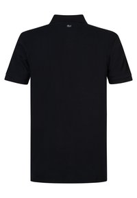 Černé polo tričko s klasickým límcem, krátkými rukávy a hladkým povrchem. Zadní část zobrazuje decentní logo na výstřihu.