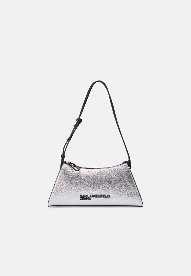 Ασημί μεταλλική τσάντα χεριού με καμπυλωτό σχέδιο, ρυθμιζόμενο μαύρο λουρί, κλείσιμο με φερμουάρ και λογότυπο "KARL LAGERFELD JEANS" στο μπροστινό μέρος.