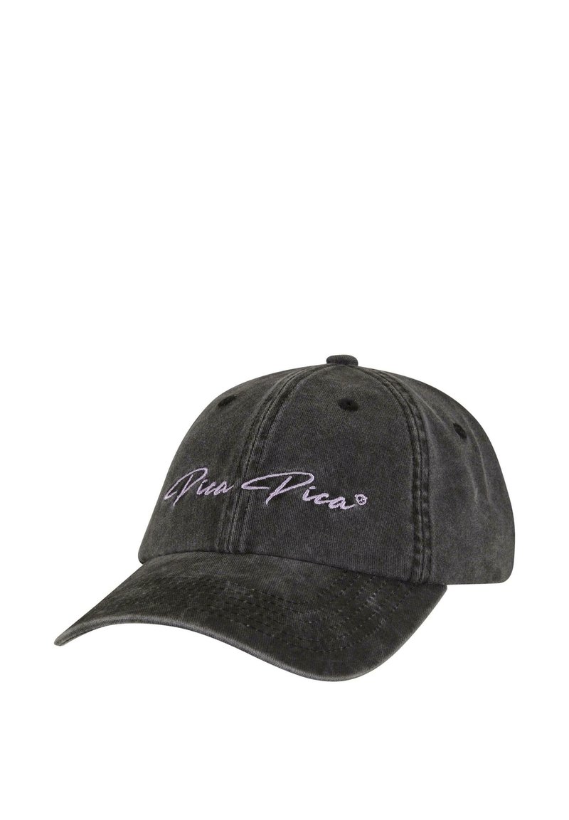 Căciulă de baseball din denim negru, cu o margine curbă și logo-ul brodat „Pica-Pica” în violet deschis. Șase orificii de ventilație în partea de sus.