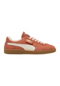 Sneakers Puma Super Team in suede ruggine con dettagli in pelle bianca, lacci bianchi e suola in gomma. Presenta un'etichetta con il logo in metallo.