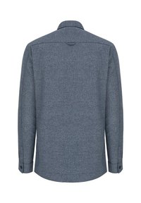 Koszula z długim rękawem w ciemnoniebieskim kolorze z teksturowanym wzorem. Posiada kołnierzyk i mankiety na guziki. Widok z tyłu z prostym dołem.