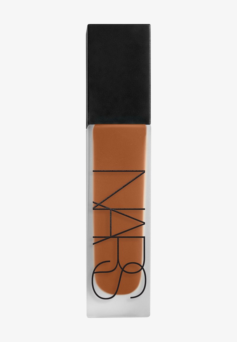 Flacon de fond de teint liquide avec un bouchon noir, contenant un maquillage beige moyen-foncé, marqué de la marque "NARS" en lettres noires.