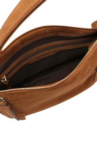 Innenansicht einer braunen Wildlederhandtasche mit Reißverschlusstasche und dunklem Stofffutter. Details mit goldenem Reißverschluss verbessern die Funktionalität.