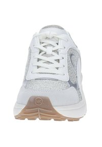 Chaussure de sport blanche avec une tige en mesh et des accents argentés, semelle rembourrée et détails texturés. Fermeture à lacets à l'avant.