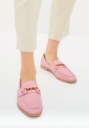 Rosa Lederloafers mit runder Zehenpartie, kontrastierenden Nähten und einer dekorativen Kettenakzentuierung an der Vorderseite. Flache, haferfarbene Gummisohle.