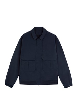 Chaqueta azul marino de manga larga, con dos bolsillos delanteros con solapa, cuello doblado y cierre delantero con cremallera oculta.