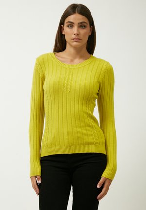 Limettengrüner, gerippter Strickpullover mit langen Ärmeln, Rundhalsausschnitt und strukturierten Details in der Mitte; verfügt über einen eng anliegenden Saum und Bündchen.
