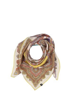 Sciarpa di seta con motivi intricati paisley e floreali in rosso, giallo, viola e marrone su uno sfondo crema, piegata a forma triangolare.