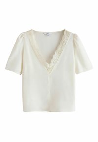 Blusa bianca con scollo a V profondo e rifinitura in pizzo, maniche a palloncino corte e una texture liscia. Presenta una cucitura centrale sulla parte anteriore.