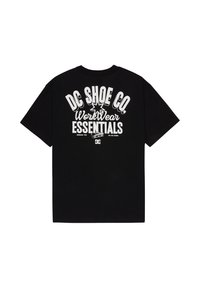 Schwarzes Baumwoll-T-Shirt mit großem weißem Grafikdruck auf der Rückseite, der die Texte "DC SHOE CO" und "WorkWear ESSENTIALS" zeigt. Kurze Ärmel.