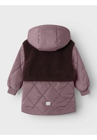 Steppjacke in Mauve mit einem Oberteil und einer Kapuze aus dunkelbraunem Kunstfell. Elastische Bündchen, kleines Logo-Patch und eine lockere Passform.