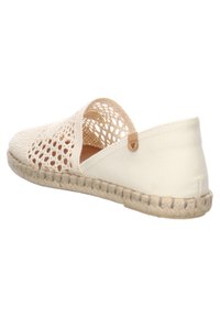 Espadrille con un empeine de lona color crema y un diseño de crochet abierto. Presenta una suela de yute trenzado y un acento de logo de cuero.