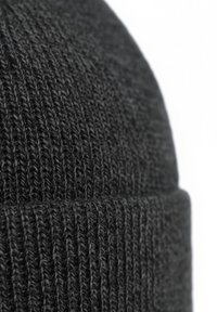 Cappello in maglia nero con texture a coste, che presenta un tessuto morbido e un design senza cuciture per una vestibilità aderente.