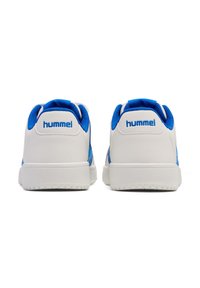Weiße Sneakers mit blauen Akzenten und Mesh-Details, ausgestattet mit einer Gummisohle und einer auffälligen Rückseite mit dem Branding "hummel" in Blau.