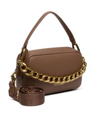 Borsa a tracolla in pelle marrone con texture, con un accento in catena dorata, dotata di una tracolla staccabile e logo impresso sul davanti.