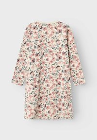 Abito a maniche lunghe in crema con un motivo floreale che presenta fiori rosa e blu. Tessuto morbido con una vestibilità comoda e scollatura rotonda.