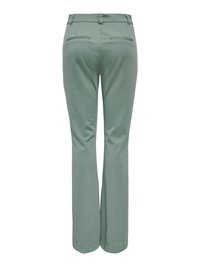 Pantalon vert clair taille haute, jambes droites, avec poches passepoilées à l'arrière et passants pour ceinture, présenté de dos sur fond blanc.