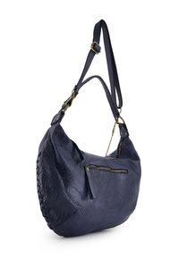 Tmavě modrá kožená taška přes rameno s nastavitelným popruhem, přední kapsou na zip a pletenými detaily po straně.