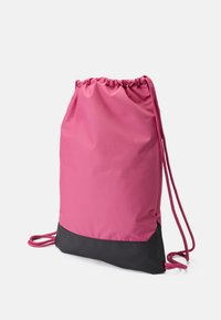 Saco com cordão em tecido rosa com base preta. Textura suave e forma arredondada, apresentando longas cordas rosa para fecho.