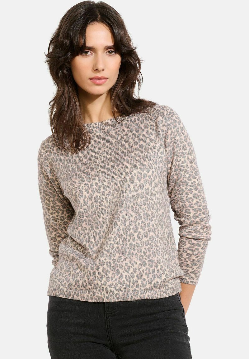 Sweter w deseń lamparta wykonany z miękkiego materiału, z długimi rękawami i okrągłym dekoltem. Kolory obejmują beżowy i szary z teksturowanym wzorem.