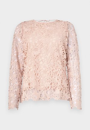 Blonder langermet topp i myk rosa. Blomsterdesign med intrikate detaljer, transparente seksjoner, rund hals og bølget kant.