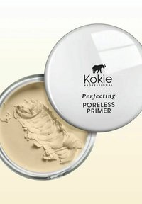 Kokie Professional Poreless Primer i en klar förpackning med ett vitt lock. Krämig, ljusbeigefärgad produkt med en jämn, strukturerad yta.