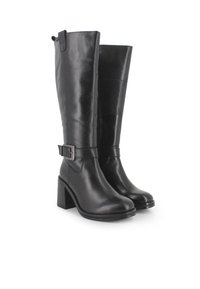 Botas de cuero negras hasta la rodilla con una textura suave, tacón cuadrado y una correa decorativa con hebilla en el tobillo.
