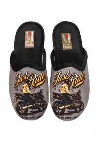 Zapatillas de tela gris con forro interior negro. Decoradas con un gráfico de motocicleta y el texto "Just Ride" en amarillo y naranja.
