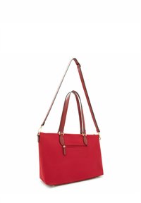 Borsa tote rossa realizzata in tessuto liscio, con doppi manici superiori e una tracolla regolabile, con dettagli in metallo dorato e una tasca con zip frontale.