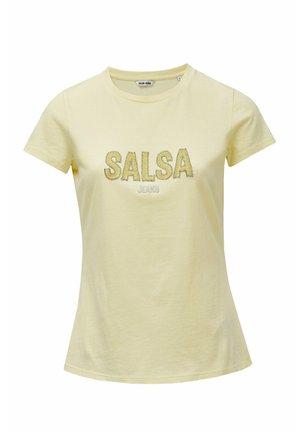 Camiseta de manga corta color amarillo claro con cuello redondo, con la palabra "SALSA" en grandes letras amarillas y "JEANS" en letras blancas más pequeñas en el frente.