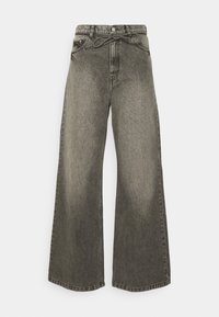 Jeans de pierna ancha en denim gris oscuro, con una cintura alta, bolsillos frontales y un detalle de cinturón atado. Tejido texturizado con un aspecto desgastado.