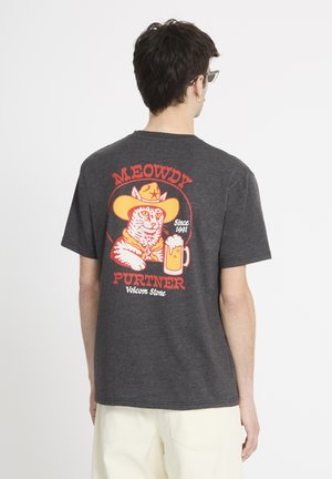 Homme portant un t-shirt gris foncé avec un chat en dessin animé portant un chapeau de cow-boy tenant une chope de bière et le texte « Meowdy Purtner Volcom Stone » au dos.