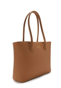 Bruine leren tote bag met een zachte textuur, ronde handvatten en een eenvoudig ontwerp. Voorzien van gouden logo-details aan de voorkant.