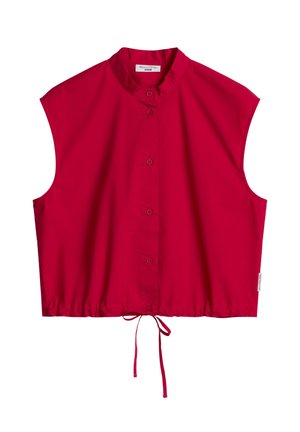 Ärmellose rote Bluse mit Knopfleiste, Stehkragen und verstellbarem Kordelzug am Saum, mit dem Etikett Marc O’Polo Denim.