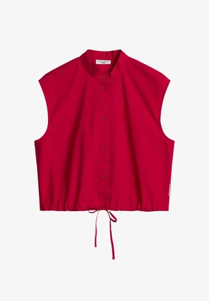 Ärmellose rote Bluse mit Knopfleiste, Stehkragen und verstellbarem Kordelzug am Saum, mit dem Etikett Marc O’Polo Denim.