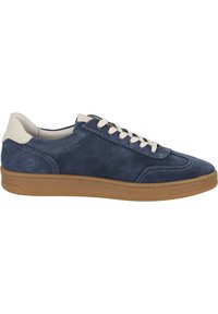 Blaue Wildlederschuhe mit cremefarbenen Akzenten, runder Zehenpartie, Schnürdesign und einer tanfarbenen Gummisohle mit sichtbaren Nähdetails.