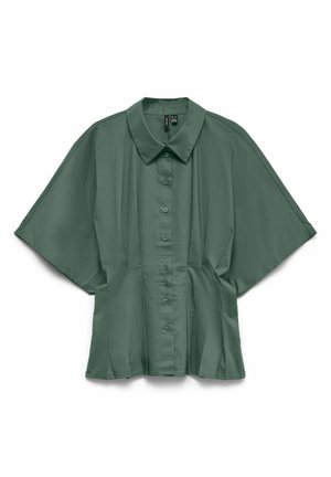 Chemise verte à manches courtes avec boutons, manches larges, taille cintrée et col pointu, posée à plat sur fond blanc.