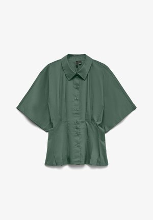 Groen overhemd met korte mouwen en knopen, brede mouwen, getailleerde taille en een puntige kraag, plat gelegd op een witte achtergrond.