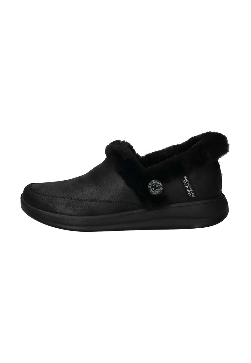 Zapatos negros sin cordones hechos de cuero suave con un suave cuello de piel sintética, diseño curvado y un acento decorativo de botón en el lateral.