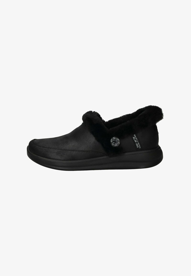 Sorte slip-on sko lavet af glat læder med en blød faux fur krave, buet design og en dekorativ knapdetalje på siden.