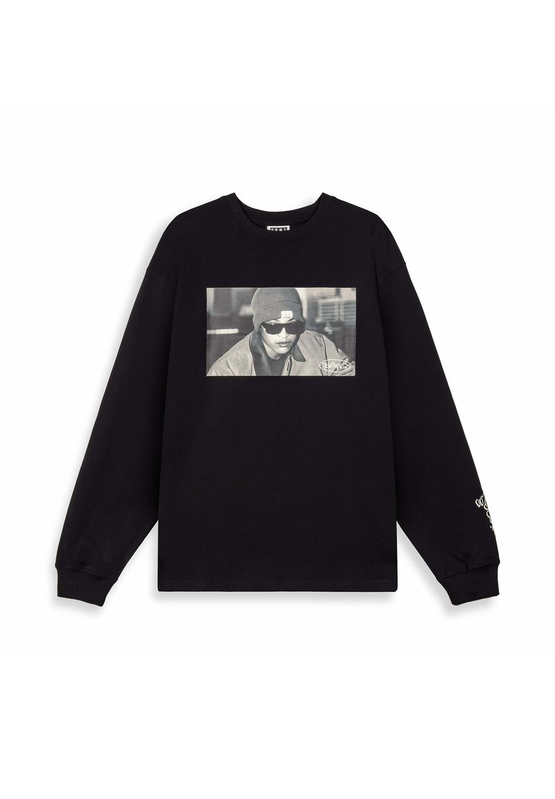 Schwarzes Sweatshirt mit langen Ärmeln, das einen großen Grafikdruck einer Person in Sonnenbrille und Mütze zeigt, mit Text in der unteren rechten Ecke.