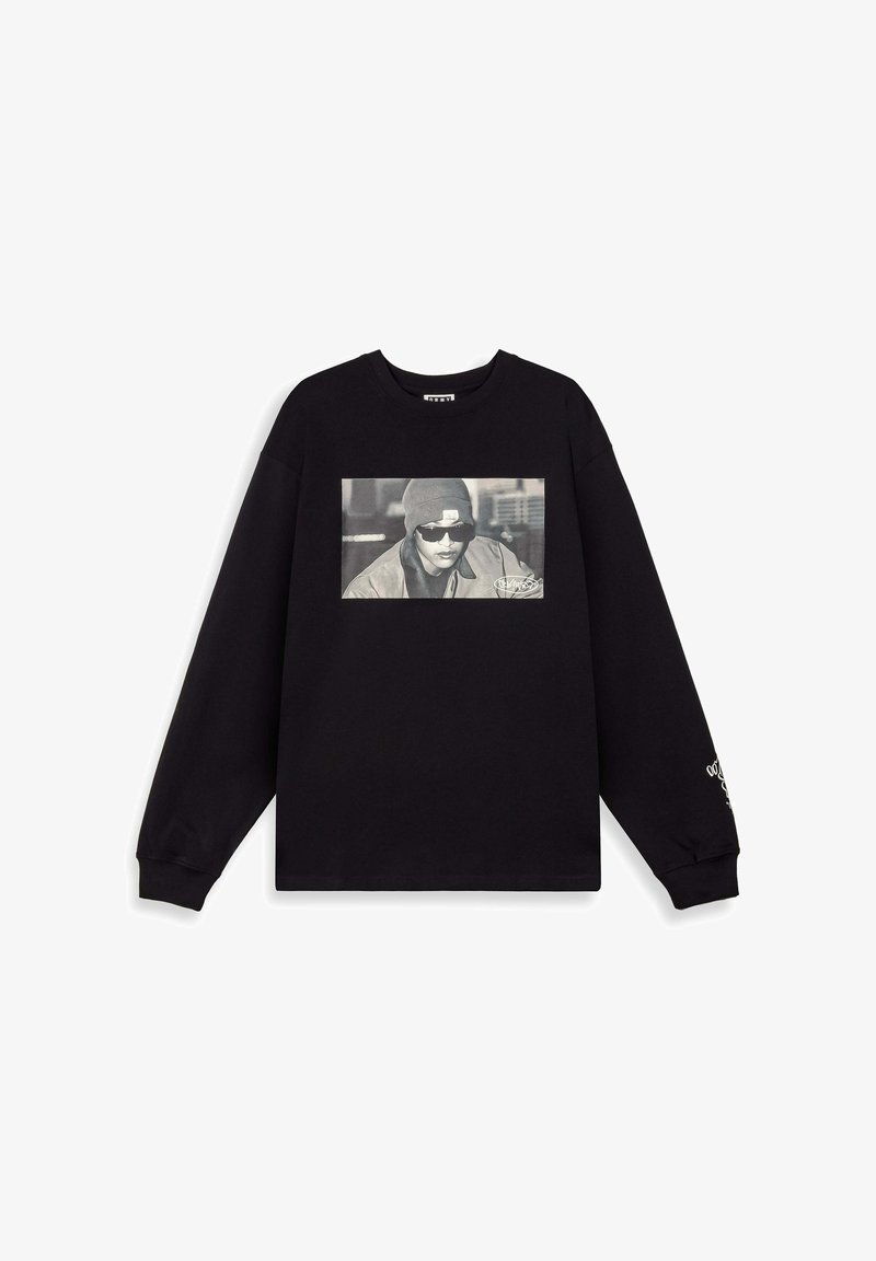 Schwarzes Sweatshirt mit langen Ärmeln, das einen großen Grafikdruck einer Person in Sonnenbrille und Mütze zeigt, mit Text in der unteren rechten Ecke.