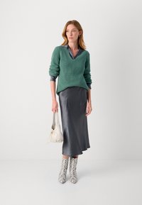 Marc O'Polo LONGSLEEVE V NECK - Pulover - smooth green