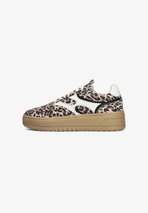 Sneaker im Leopardenmuster mit strukturiertem Obermaterial, weißen Akzenten und einer hellbraunen, unterstützenden Sohle. Verfügt über ein klassisches Schnürdesign.