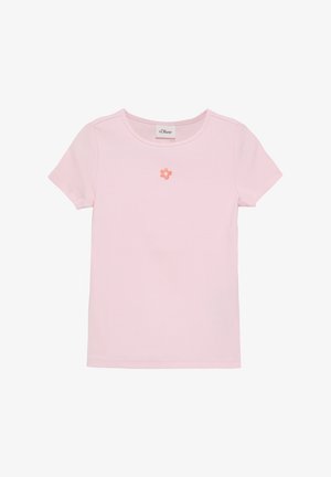 Hellrosa kurzärmeliges, geripptes Shirt mit rundem Ausschnitt und kleiner, gestickter orangefarbener Blume in der Mitte der Brust.