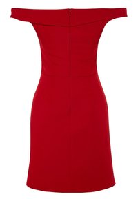 Robe rouge ajustée à épaules dénudées, fermeture éclair au dos et ourlet droit se terminant au-dessus du genou.